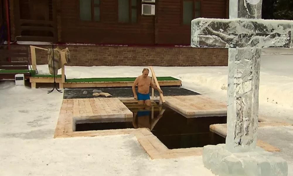 Ο Πούτιν βούτηξε στα παγωμένα νερά για να τιμήσει τα φετινά Θεοφάνεια